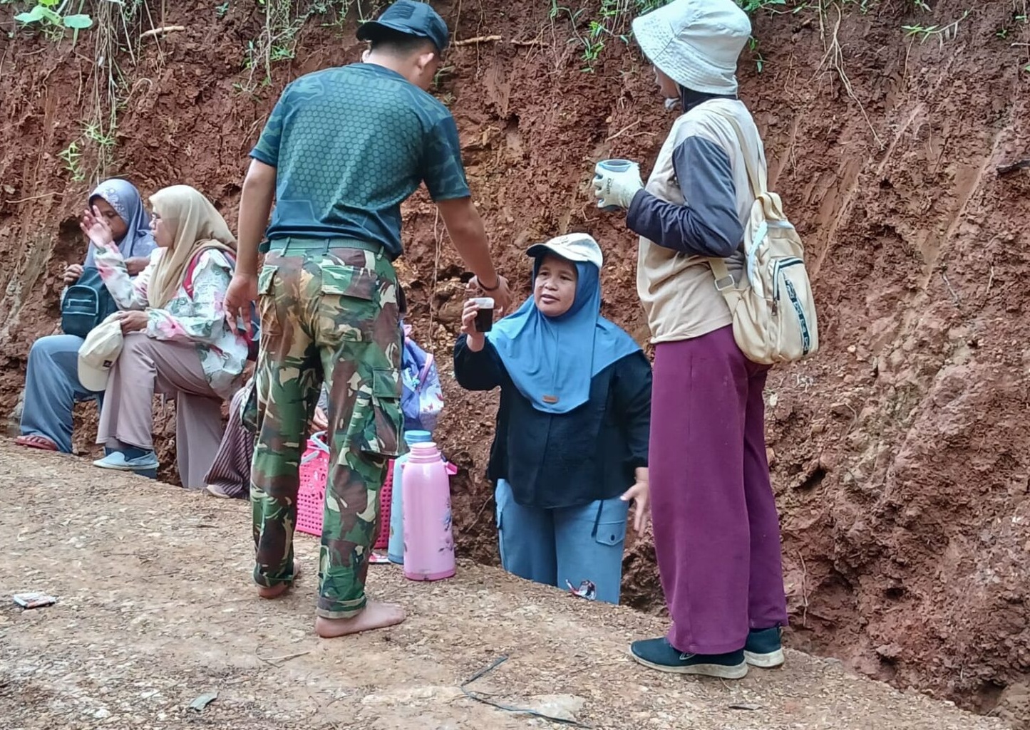 Ibu Dedeh, Warga Kp. Cikadongdong, Ikhlas Berbagi Semangat Lewat Secangkir Kopi
