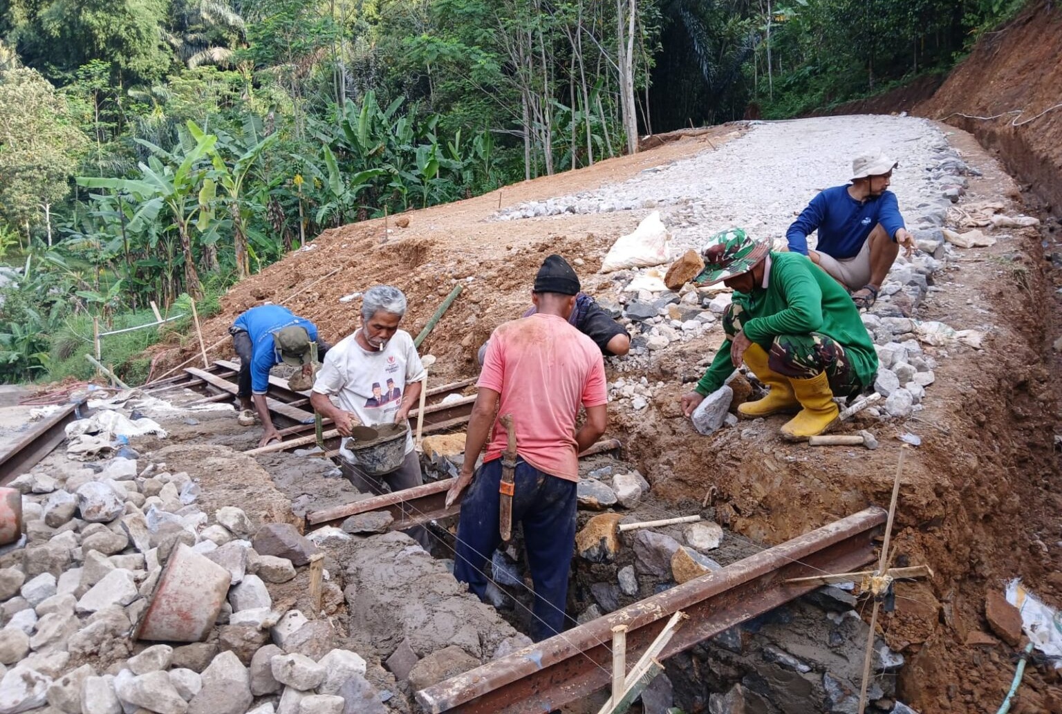 Wujudkan Lingkungan Tertata, Masyarakat Desa Mekarmulya Bangun Drainase Secara Swadaya di Jalan Penghubung Kampung