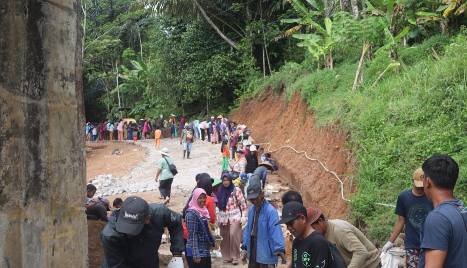 Warga Desa Mekarmulya Bergerak Bersama Perkuat Jalan Penghubung Kampung Cidahu – Cibangkerong