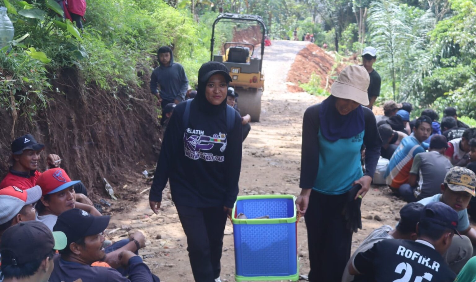 Kepala Dusun Milenial Bagikan Nasi Bungkus untuk Pekerja dan Prajurit TMMD ke-128