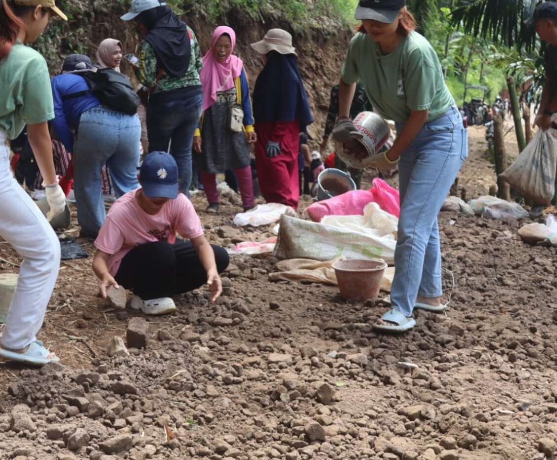 Generasi Muda Gen Z Warga Cibangkerong Berpartisipasi Aktif dalam Kerja Bakti Pengerasan Jalan TMMD ke-128
