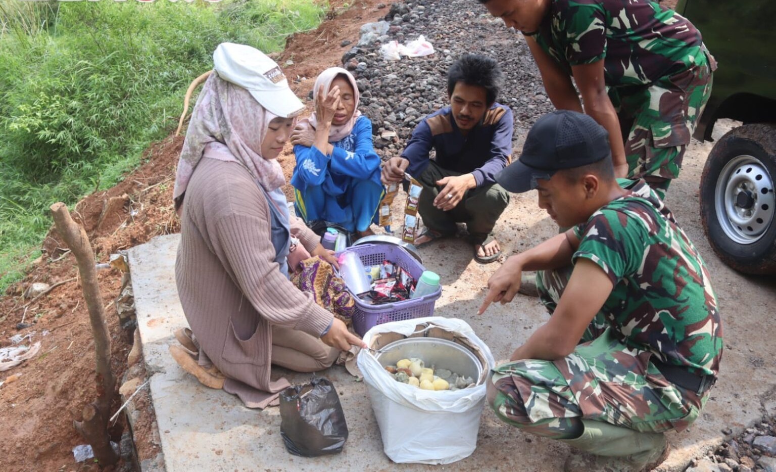 Pedagang Gorengan Keliling Hadir Setiap Hari di Lokasi TMMD Demi Memutar Roda Perekonomian
