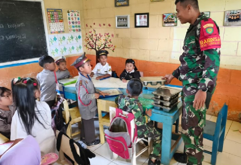 Babinsa Koramil Kertasari Pantau Penyaluran Makan Bergizi Gratis di Desa Tarumajaya, Sasaran 4.000 Siswa