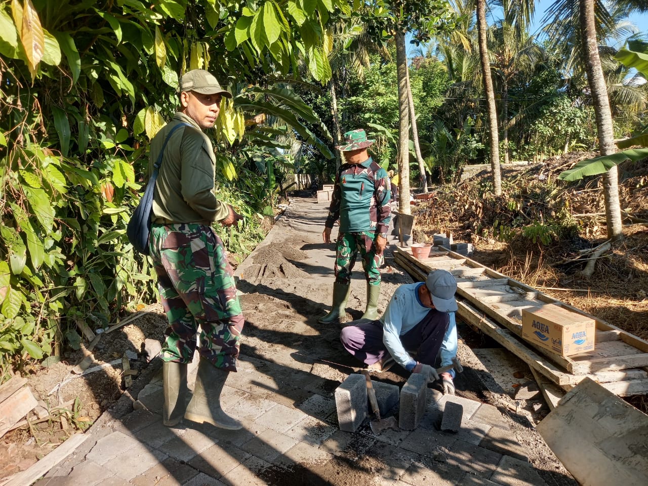 Kodim 1616/Gianyar Percepat Pavingnisasi Jalan Usaha Tani di Ubud, Dukung Akses dan Kesejahteraan Petani