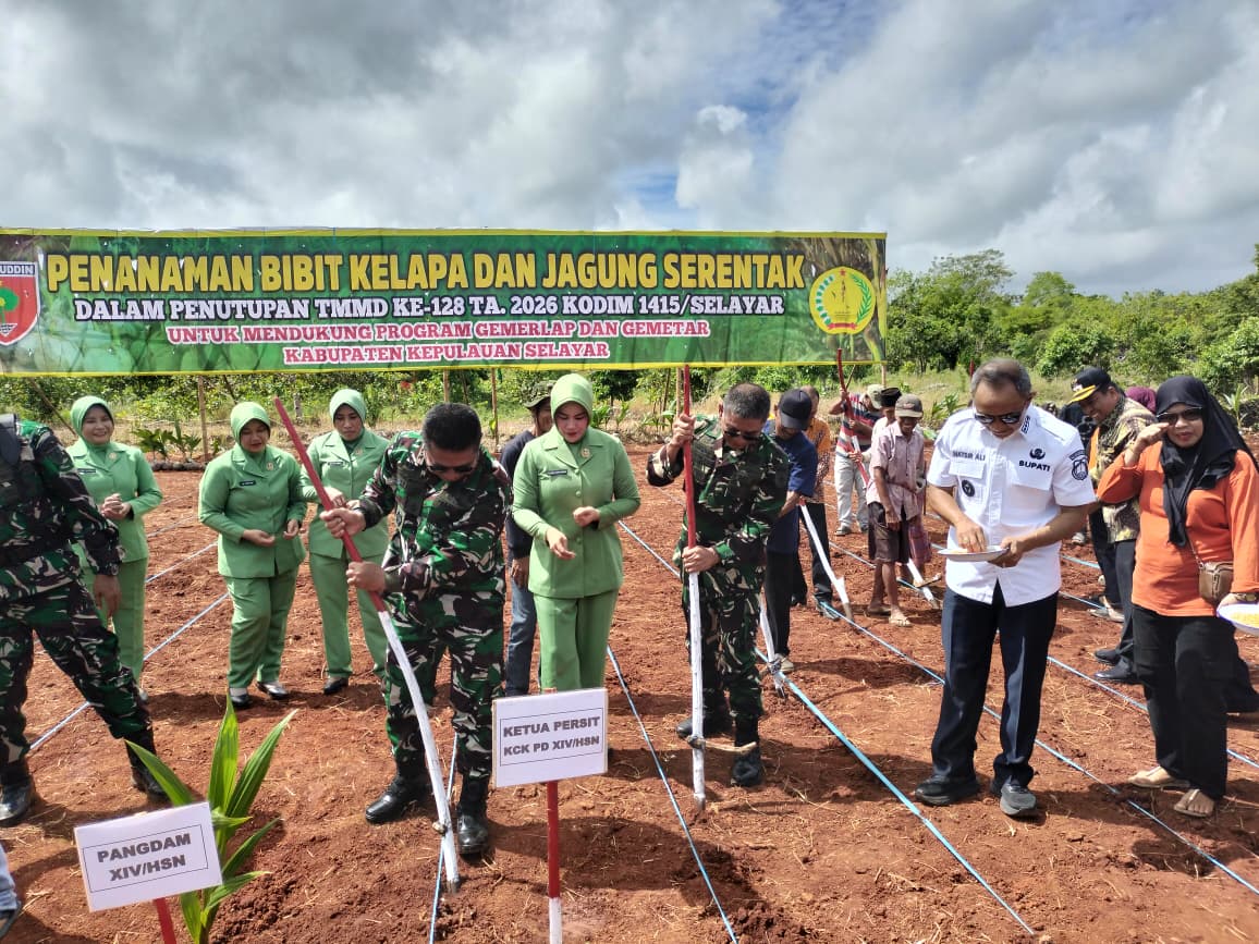 Pangdam XIV/Hasanuddin Bersama Masyarakat Tanam Kelapa dan Jagung untuk Ketahanan Pangan