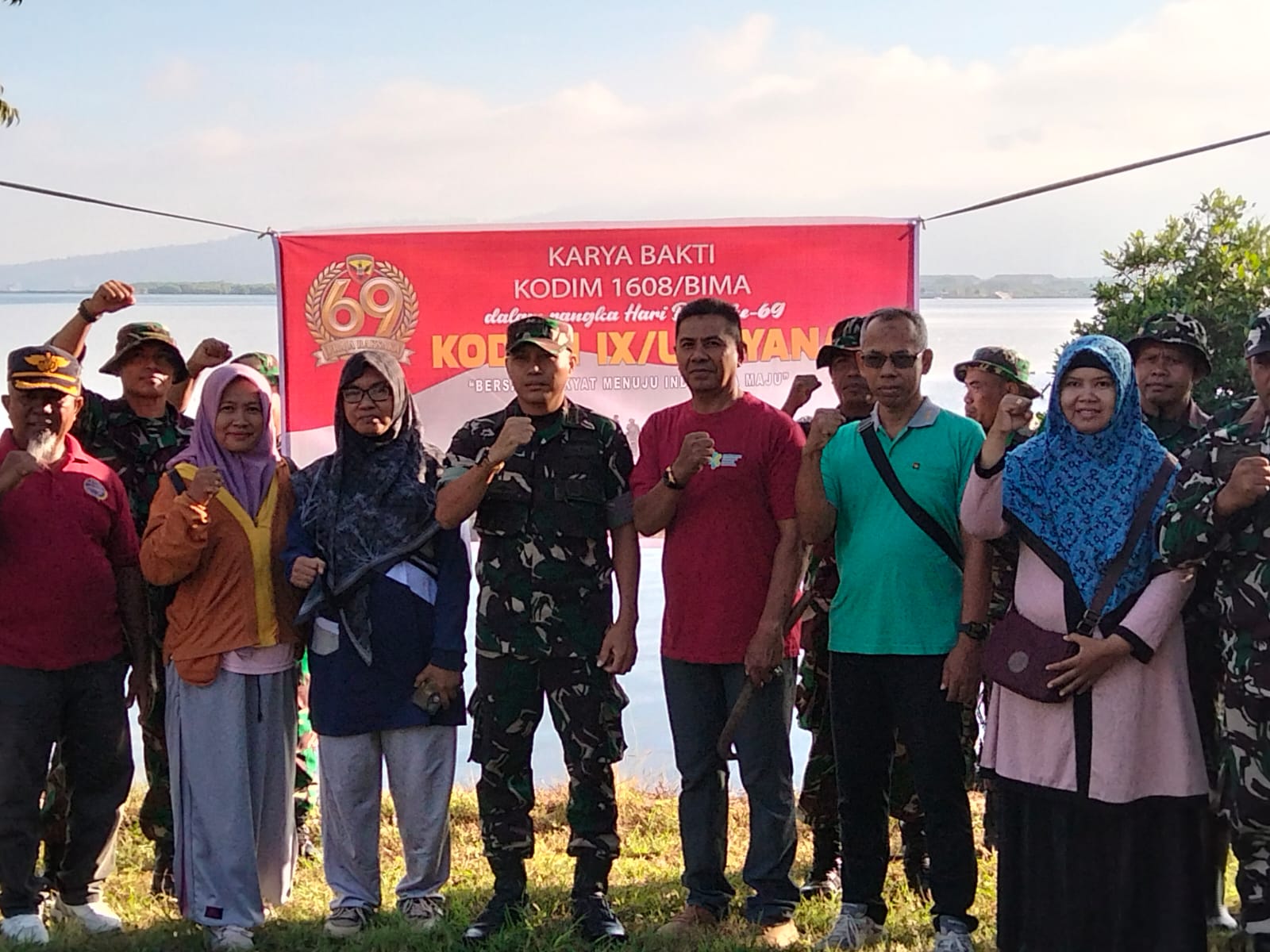 Sambut HUT Bakti Kodam IX/Udayana Ke-69, Kodim 1608/Bima dan Pemkot Gelar Karya Bhakti di Pantai Lawata