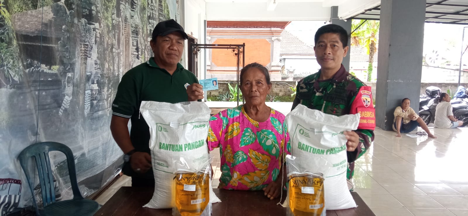 Sinergi TNI Polri Dan Pemdes Pesinggahan, Distribusi Bantuan Pangan Berjalan Aman Dan Lancar