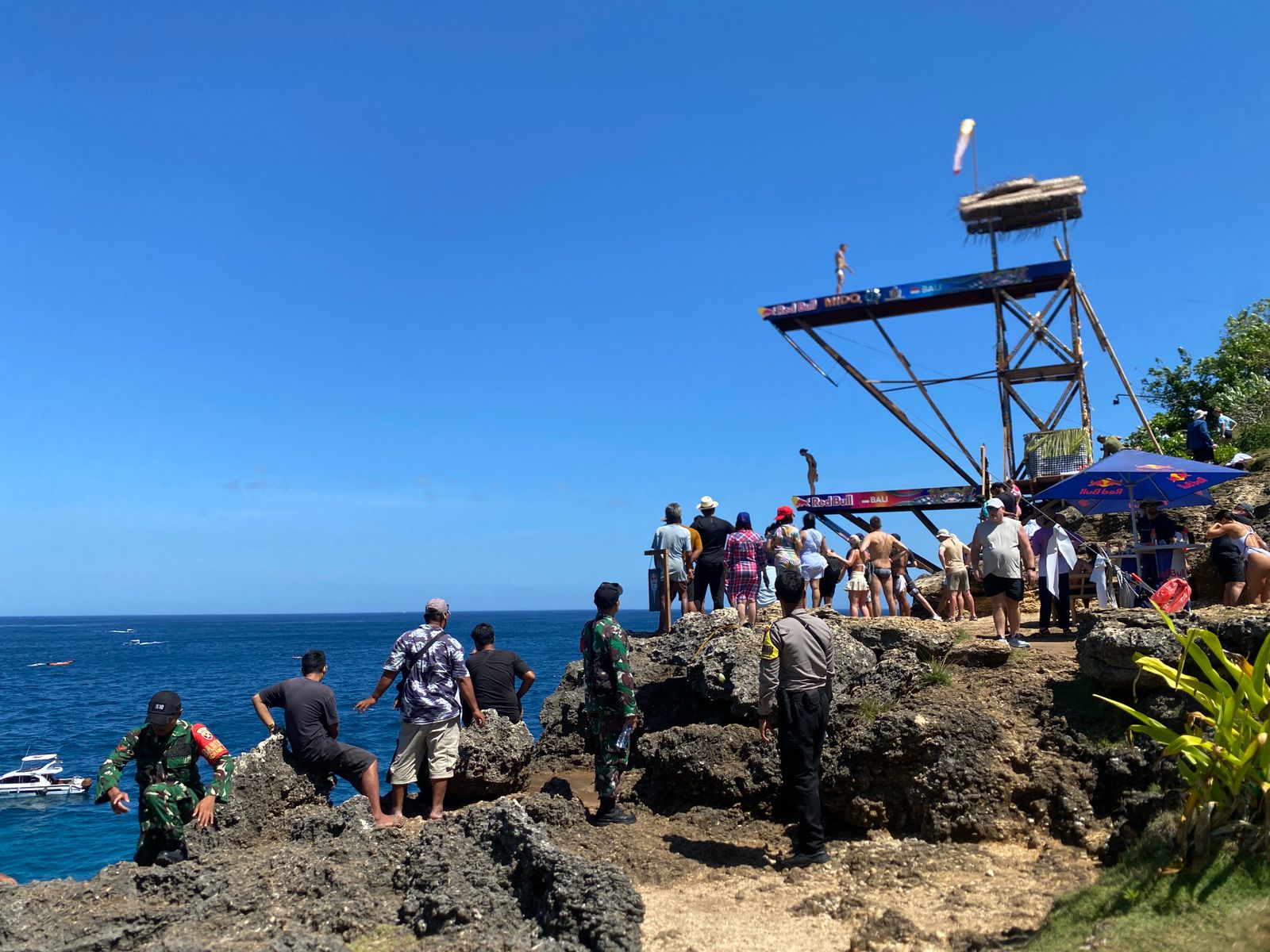 Uji Coba Venue Loncat Tebing Di Pantai Broken Beach, Koramil Nusa Penida Bersinergi Gelar Pengawalan