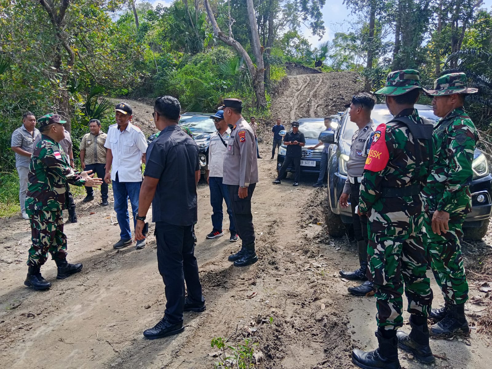 Usai Penutupan TMMD, Kasrem 161/WS Cek Langsung Hasil Pembukaan Jalan di Wewaria