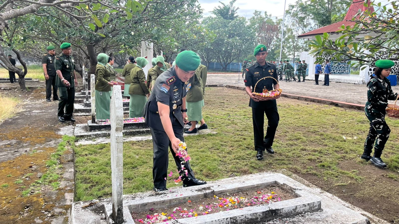 Dandim 1601/Sumba Timur Pimpin Ziarah Rombongan di TMP Umbu Ndawa Kareuk
