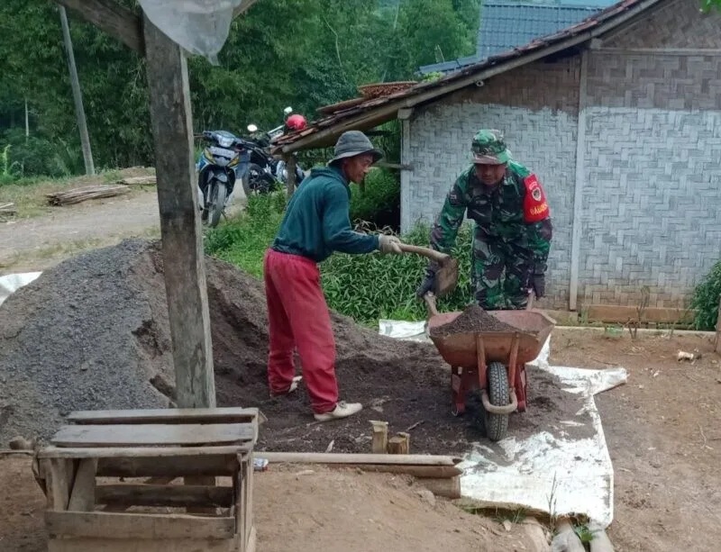 Karya Bakti Bersama Warga, Babinsa Koramil 2209/Lengkong Bangun TPT di Desa Neglasari