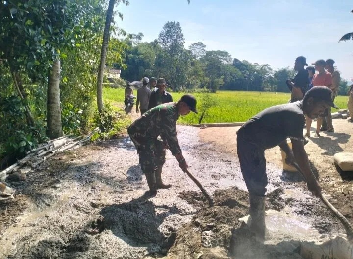 Karya Bhakti Babinsa Koramil 2210/Pabuaran Bersama Warga di Kampung Tegal Datar