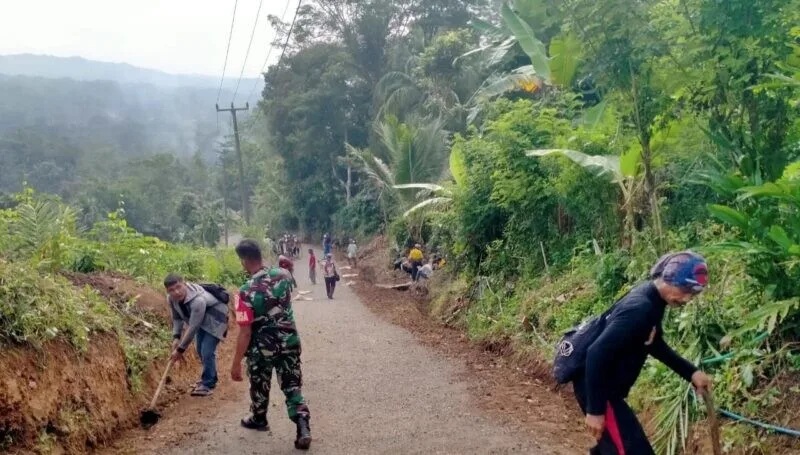 Karya Bakti Pembenahan Jalan, Babinsa Koramil 2212/Tegalbuleud Bersama Warga Tingkatkan Akses Jalan Desa