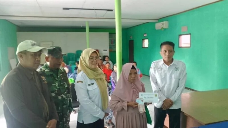 Babinsa Koramil 2208/Nyalindung Laksanakan Pendampingan Penyaluran BLT DD di Desa Caringin
