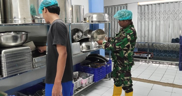 Cek Sterilisasi Dapur MBG, Batuud Koramil 2209/Lengkong Pastikan Peralatan Higienis dan Aman