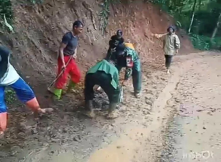 Babinsa Koramil 2204/Cikidang Laksanakan Karya bakti Bersama warga