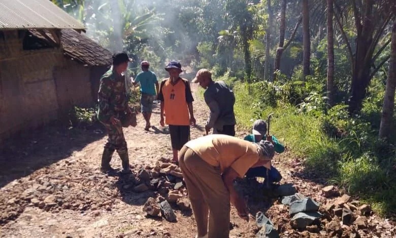 Babinsa Koramil 2212/Tegalbuleud Bersama Warga Laksanakan Karbak Perbaikan Jalan