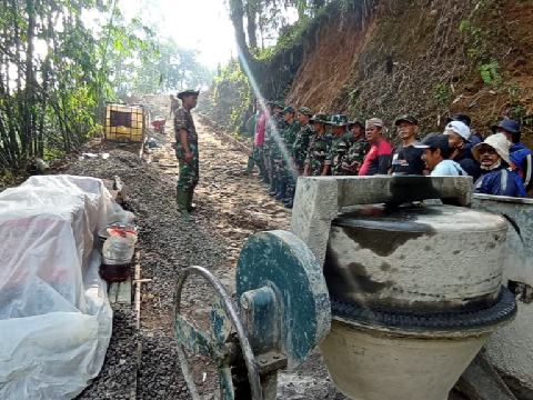 Babinsa Koramil Pangalengan Pantau Karya Bakti Pengecoran Jalan Penghubung Desa Lamajang – Sukamaju