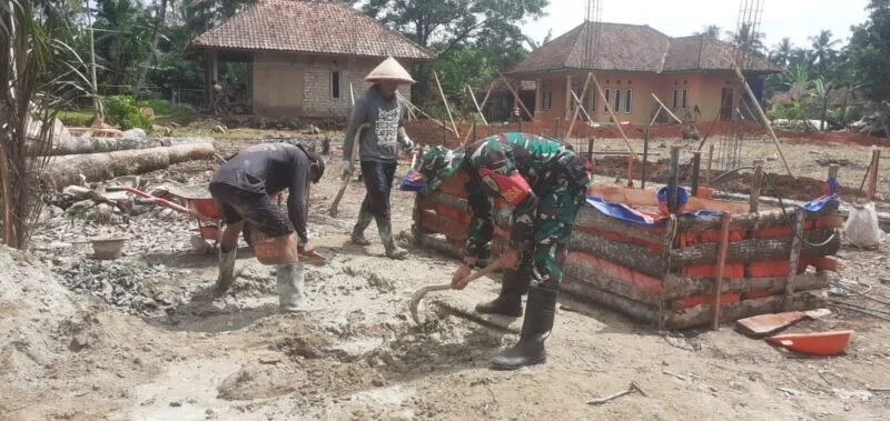 Babinsa Koramil 2215/Ciemas Bersama Warga Gotong Royong Membangun Rumah di Desa Mekarsakti