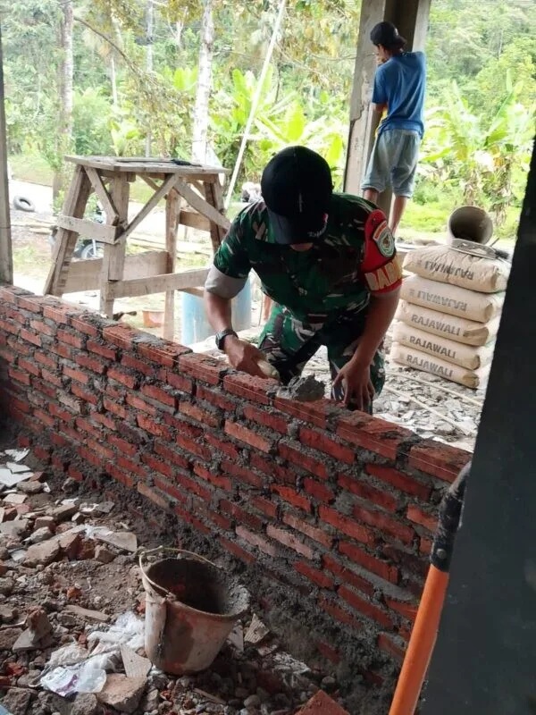 Babinsa Koramil 2202/Palabuhanratu Bantu Pembangunan Masjid di Desa Pasirsuren