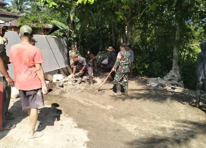 Babinsa Koramil 2210/Pabuaran Laksanakan Karya Bhakti Bersama Masyarakat Di Desa Sukajaya