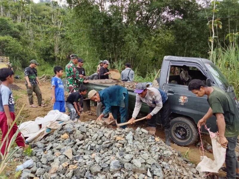 Babinsa Koramil 2208/Nyalindung Bantu Pengangkatan Material Pembangunan Karya Bakti TNI