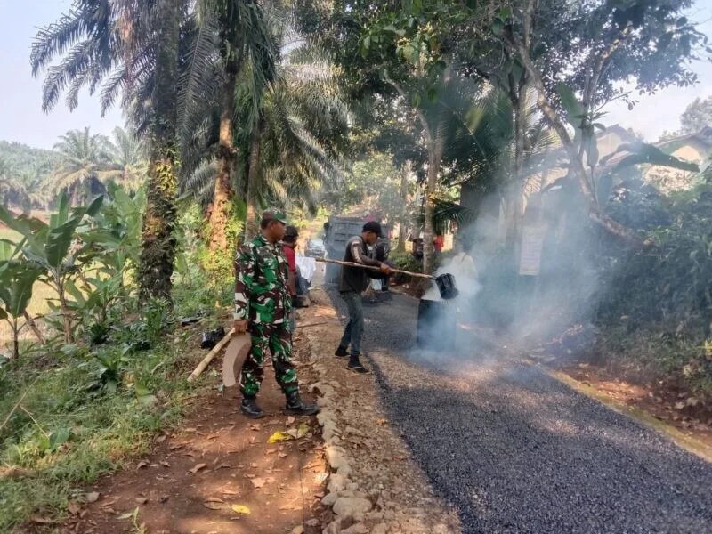 Babinsa Koramil 2204/Cikidang Laksanakan Bhakti Perbaikan Jalan Desa Cijambe
