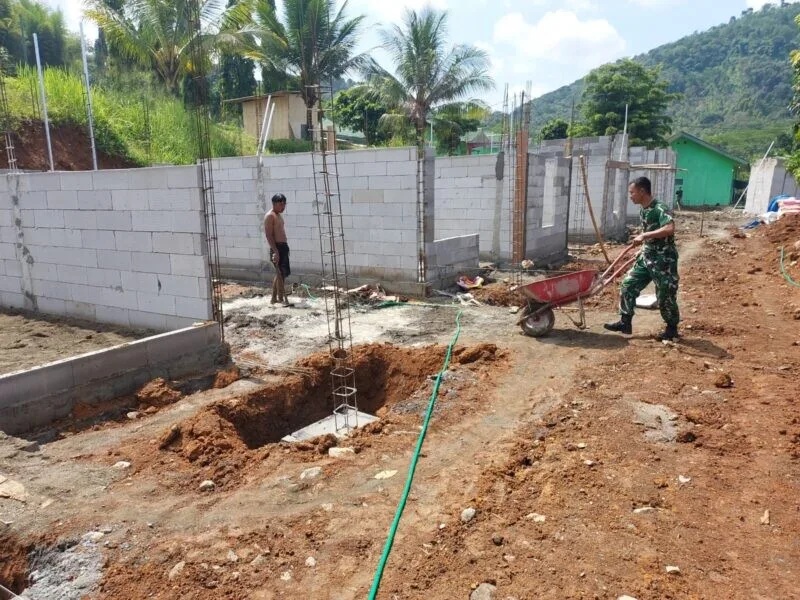 Babinsa Koramil 2205/Kalapanunggal Laksanakan Bakti Pembangunan Rumah Dinas Kodim 0622/Kabupaten Sukabumi