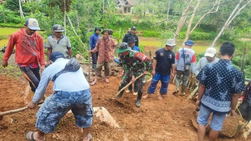 Babinsa Koramil 2213/Jampangkulon Gotong Royong Bersama Warga Desa Binaan