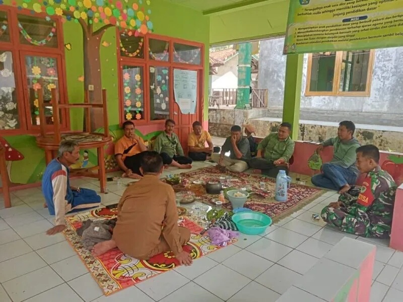 Bersama Tomas, Babinsa Koramil 2215/Ciemas Laksanakan Komsos di Desa Cibenda