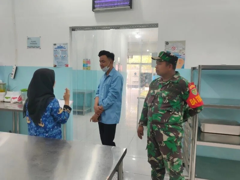 Batuud Koramil 2209/Lengkong Serka Taslin Bersama Dinkes dan Tim Gizi Edukasi Karyawan Dapur MBG di Lengkong