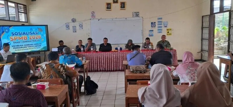 Babinsa Koramil 2207/Jampangtengah Hadiri Sosialisasi SPMB di SMAN 1 Jampangtengah