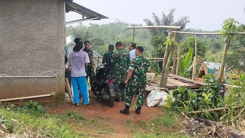 Babinsa Koramil 2208/Nyalindung Dampingi Tim Mabes TNI Tinjau Lahan PTPN Di Wilayah Nyalindung