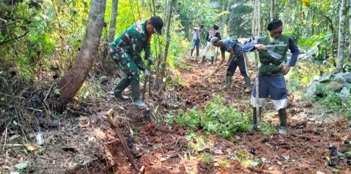 Babinsa Koramil 2210/Pabuaran Laksanakan Karya Bhakti Bersama Warga di Desa Sirnasari