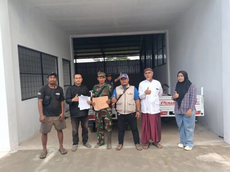Babinsa Koramil 2211/Sagaranten Hadiri Serah Terima Barang Inventaris KDKMP di Desa Cibarebeg