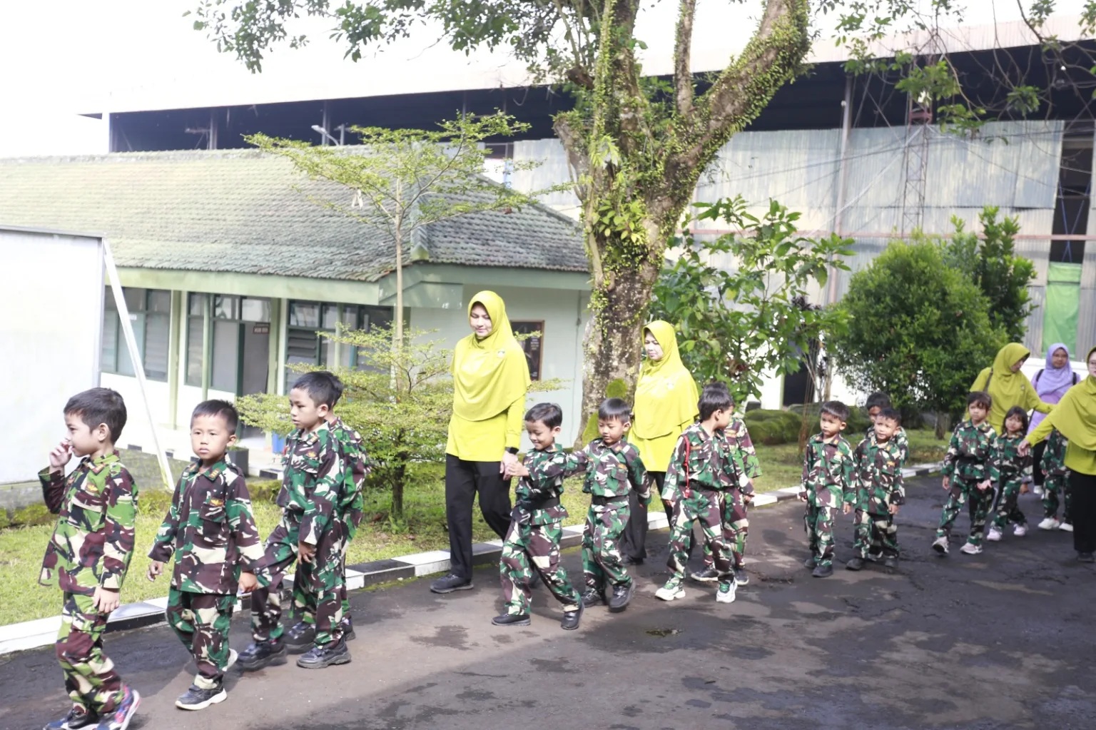 Belajar Sambil Bermain, Siswa TK Kartika XIX-17 Antusias Kunjungi Asrama Kodim 0607