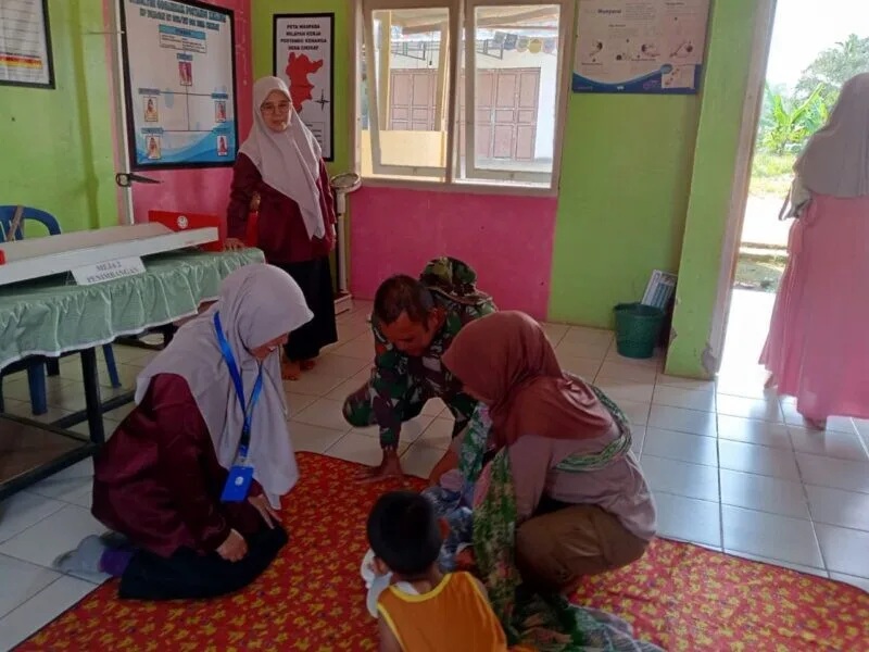 Babinsa Koramil 2204/Cikidang Dampingi Kegiatan Posyandu Melati di Desa Cikiray