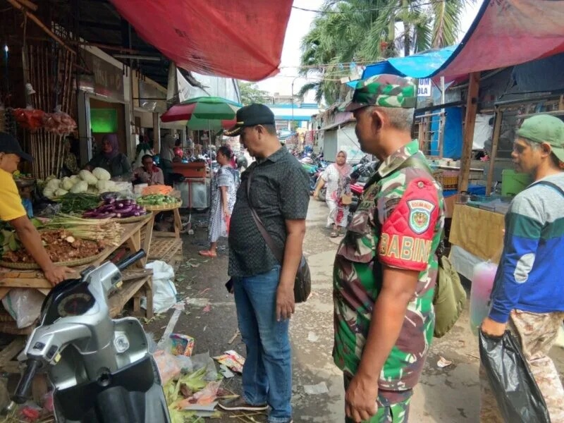 Babinsa Koramil 2202/Palabuhanratu Laksanakan Pengecekan Harga Sembako di Pasar Tradisional