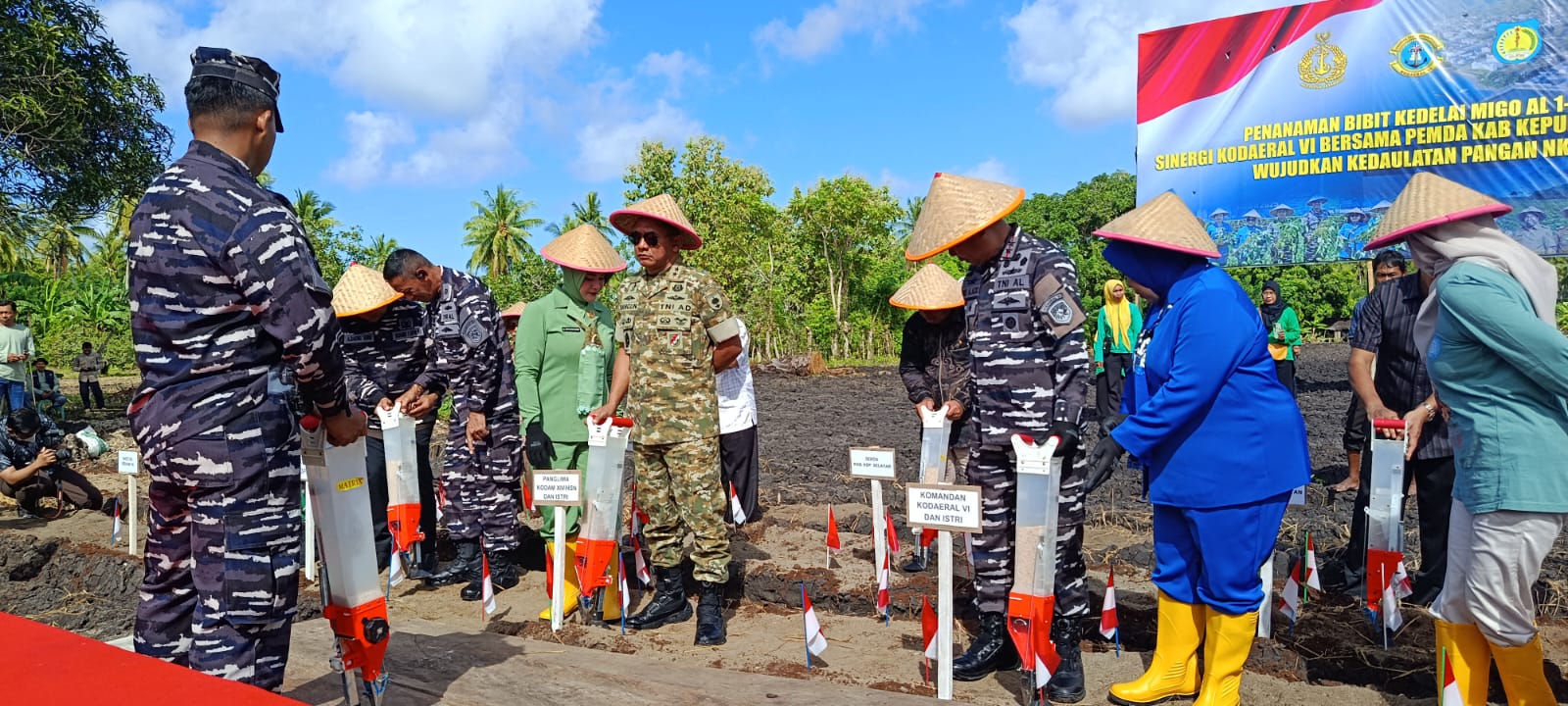 Dukung Ketahanan Pangan Nasional, Pangdam XIV/Hsn Turun Langsung Tanam Kedelai di Selayar