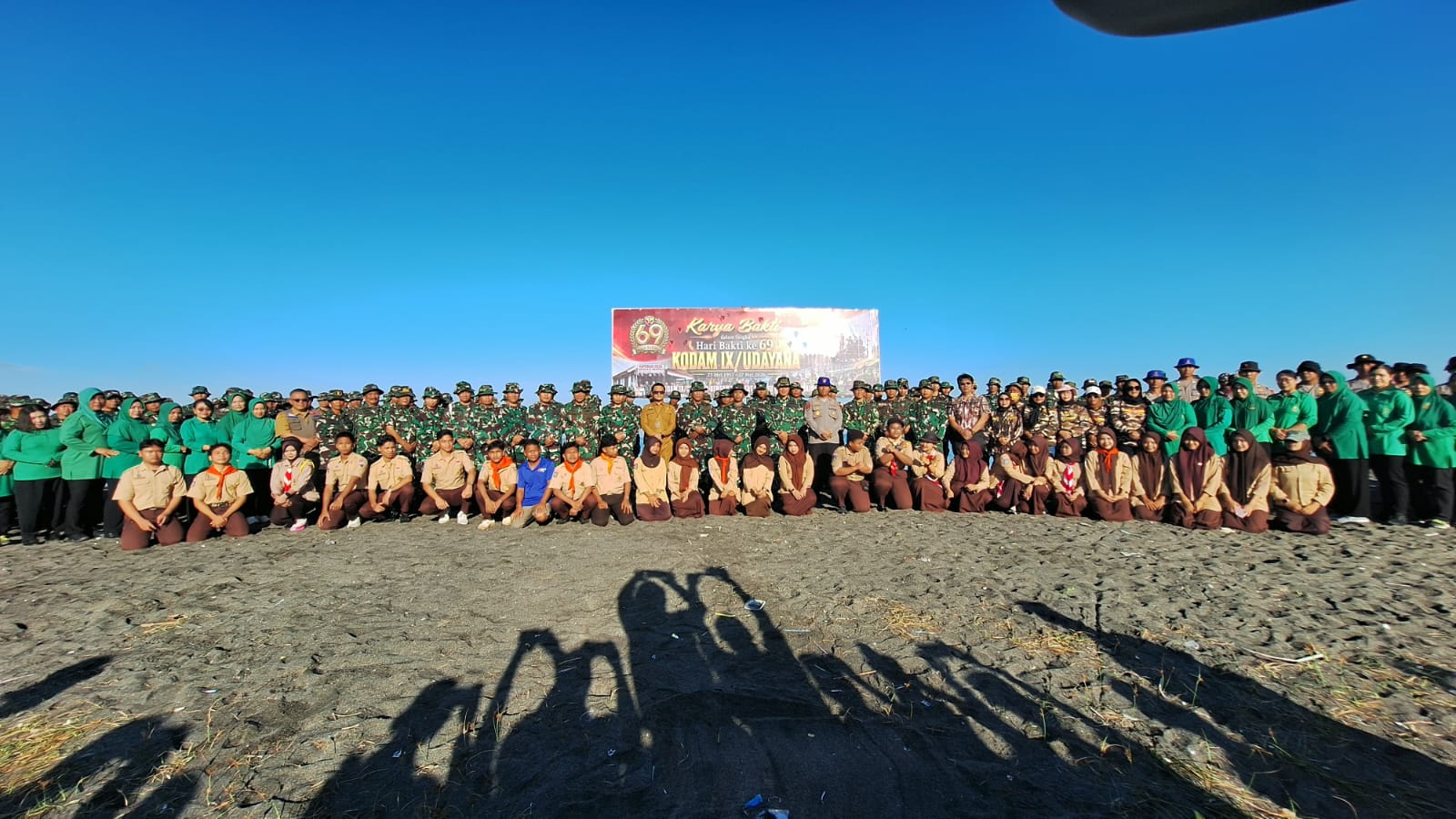Hari Bakti Kodam IX/Udayana Perkuat Kemanunggalan TNI dan Rakyat di Pantai Loang Baloq