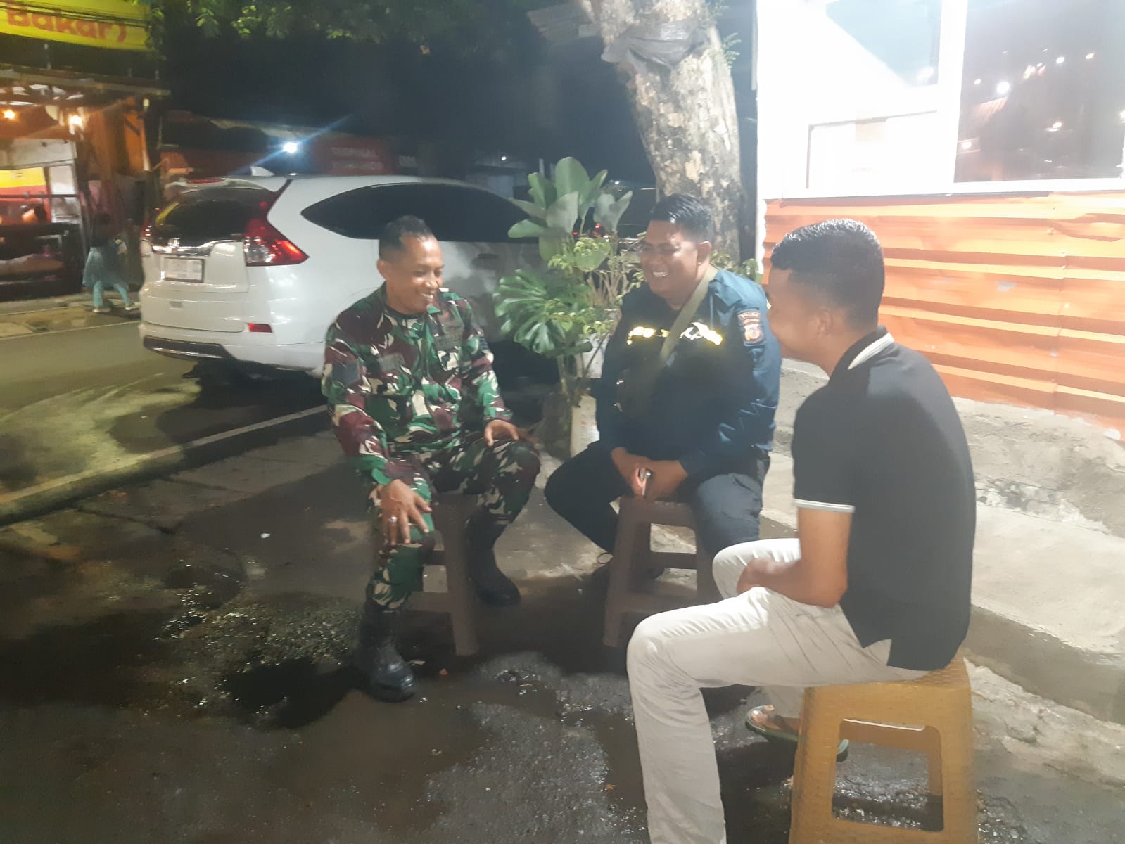 Babinsa Kelurahan Benteng,Koramil 0607-07/Warudoyong Intensifkan Patroli Malam dan Silaturahmi Pasca Nobar