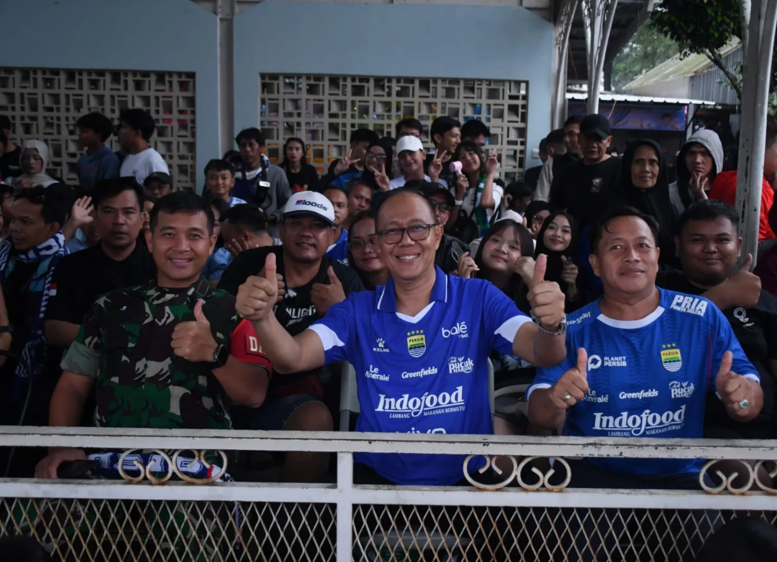 Dandim 0607/Kota Sukabumi dan Wali Kota Sukabumi Nobar Persib vs Persijap, Suasana Meriah Penuh Semangat Bobotoh