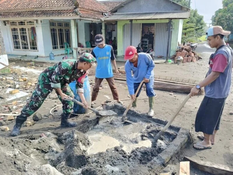 Babinsa Koramil 2212/Tegalbuleud Bersama Warga Laksanakan Karbak Perbaikan Masjid Darun Janah