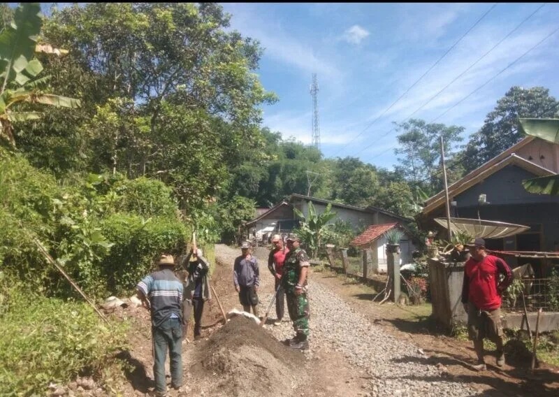 Karya Bakti Perbaikan Jalan, Babinsa Koramil 2211/Sagaranten Bersama Warga Tingkatkan Akses Jalan Desa