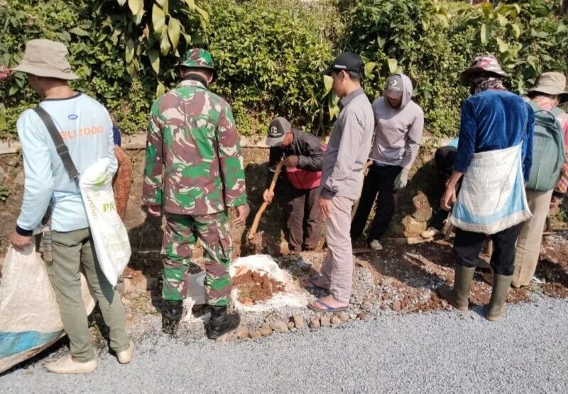Karya Bakti Pembersihan Selokan, Babinsa Koramil 2209/Lengkong Bersama Warga Jaga Kebersihan Lingkungan