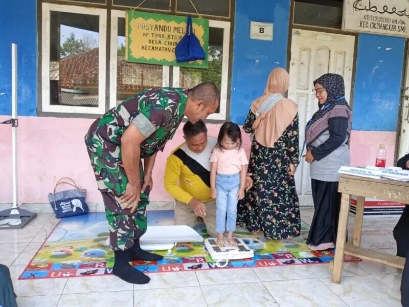 Babinsa Koramil 2204/Cikidang Laksanakan Pendampingan Posyandu Melati di Desa Cikiray