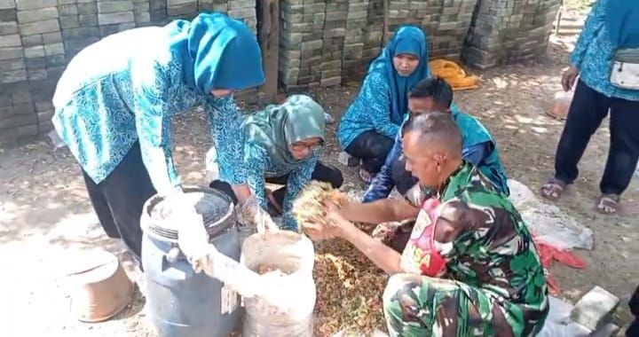 Babinsa Koramil 2401/Rancaekek Kodim 0624/Kab.Bandung Sosialisasikan Pembuatan Pupuk Kompos di Wilayah Binaan