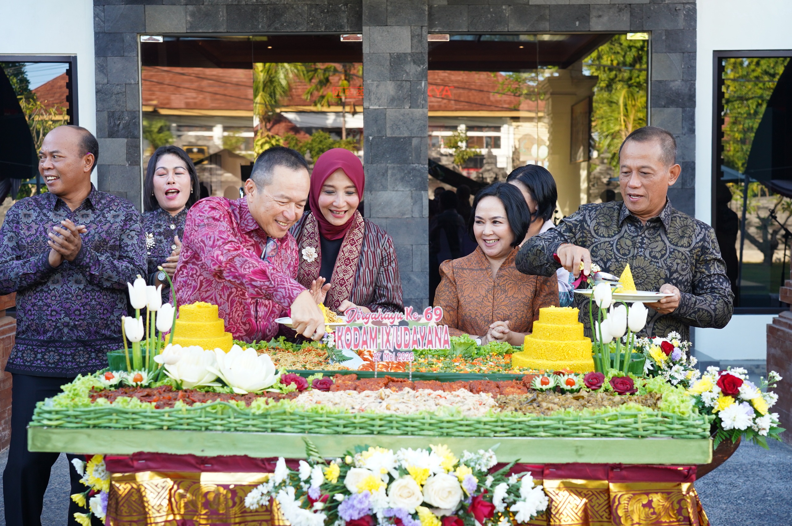Peringati Hari Bakti Ke 69, "Kodam IX/Udayana Bersama Rakyat Menuju Indonesia Maju" Pangdam Gelar Syukuran Bersama Prajurit