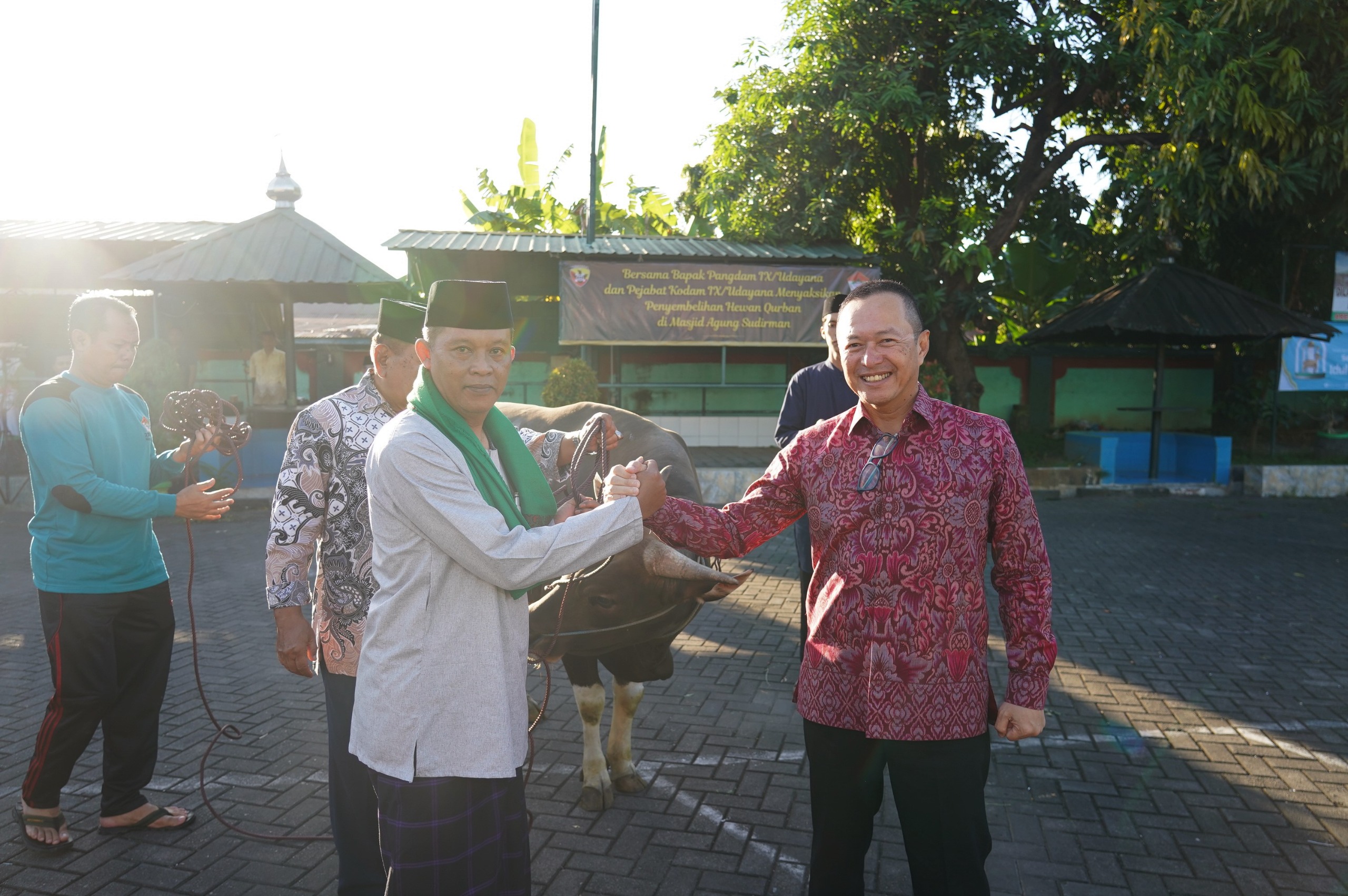 Pangdam IX/Udayana Laksanakan Salat Idul Adha dan Serahkan Hewan Kurban di Masjid Agung Sudirman