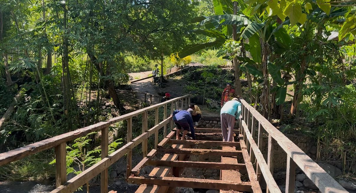 Gotong Royong TNI AD dan Warga Bangun Jembatan Penghubung Desa di Alor